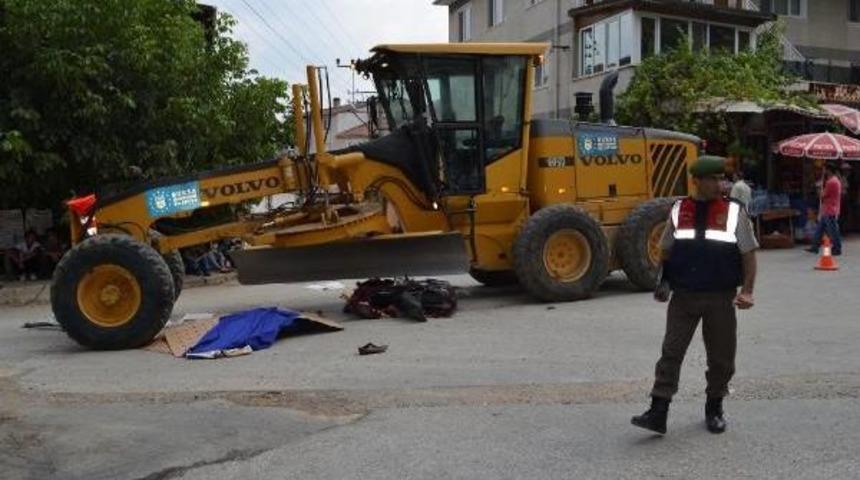 İneg&ouml;l&rsquo;De Iş Makinasıyla &Ccedil;arpışan Motosikletin S&uuml;r&uuml;c&uuml;s&uuml; Yaşamını Yitirdi