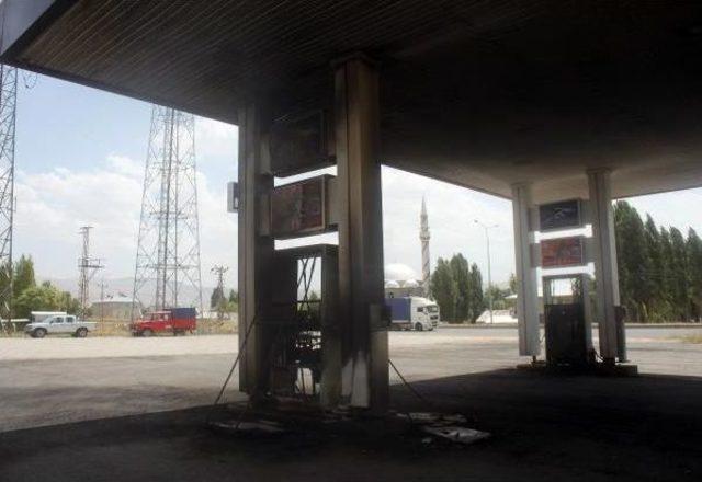 Ağrı da Ak Partili Başkanın Akaryakıt Istasyonu Yakıldı 2