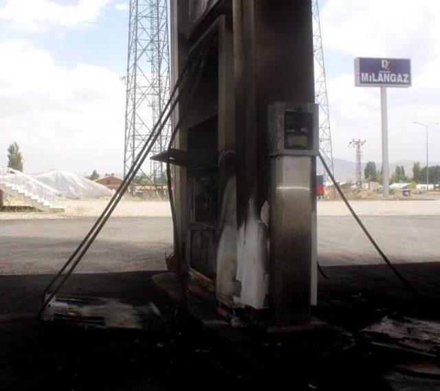 Ağrı da Ak Partili Başkanın Akaryakıt Istasyonu Yakıldı 3