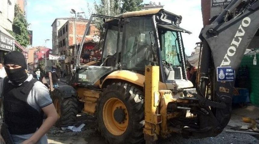 Okmeydanı&rsquo;nda &Ccedil;alışma Yapan İş Makinesine Molotoflu Saldırı