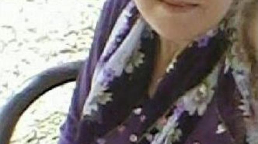 &Ccedil;ocuklarının G&ouml;z&uuml; &Ouml;n&uuml;nde Bı&ccedil;akladığı Eşini Otomobilden Atıp &Ouml;l&uuml;me Terk Etti