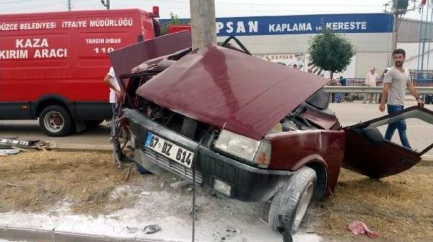 Otomobil Ikiye Katlandı: 3 Yaralı