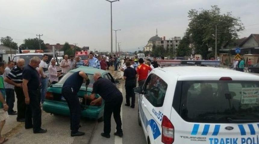 D&uuml;zce D-100 Karayolunda Kaza: 3 Yaralı