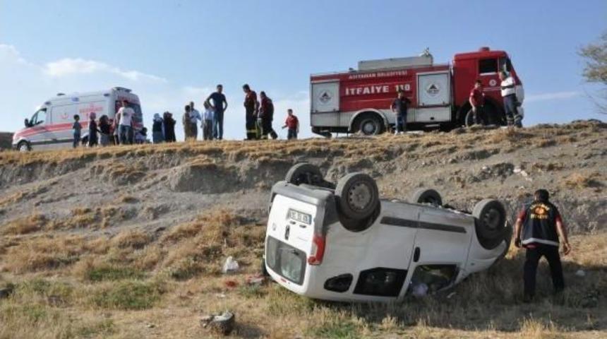Kamyonet Ile &Ccedil;arpışan Hafif Ticari Ara&ccedil; Devrildi: 4 Yaralı