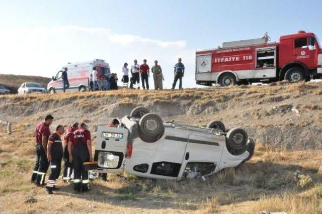 Kamyonet Ile Çarpışan Hafif Ticari Araç Devrildi: 4 Yaralı