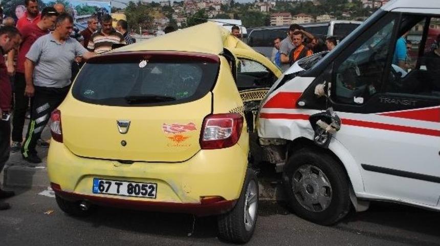 Kaza Yapan Ambulanstaki Sağlıkçılar Yaralıların Yardımına Koştu