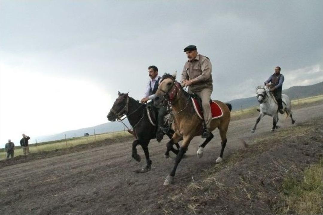 Rahvan Atları Kıyasıya Yarıştı