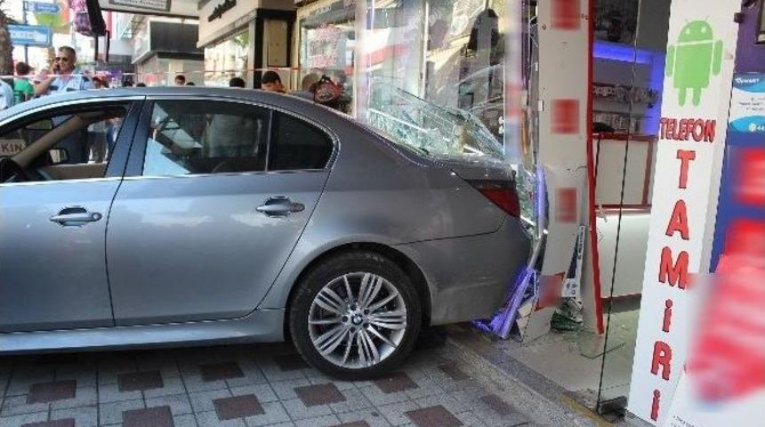 Kızdığı Cep Telefoncunun İşyerine Otomobiliyle Girdi