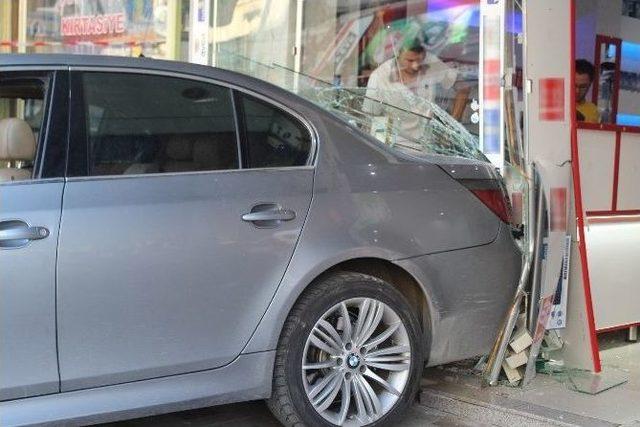 Kızdığı Cep Telefoncunun İşyerine Otomobiliyle Girdi