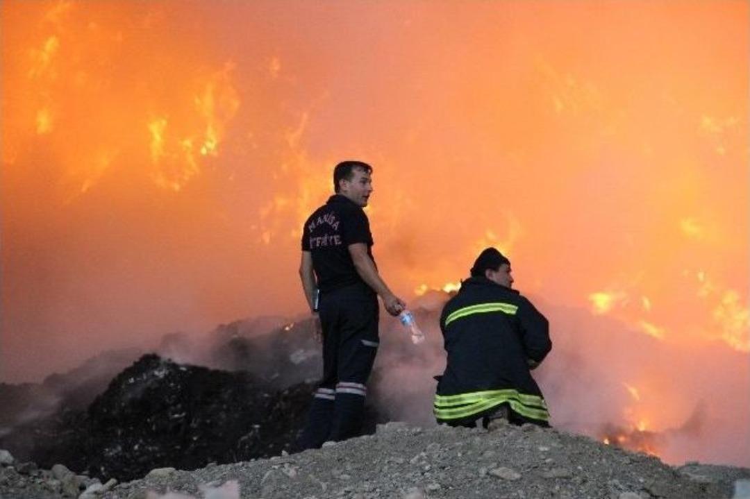 Manisa &Ccedil;&ouml;pl&uuml;ğ&uuml;ndeki Yangın Devam Ediyor