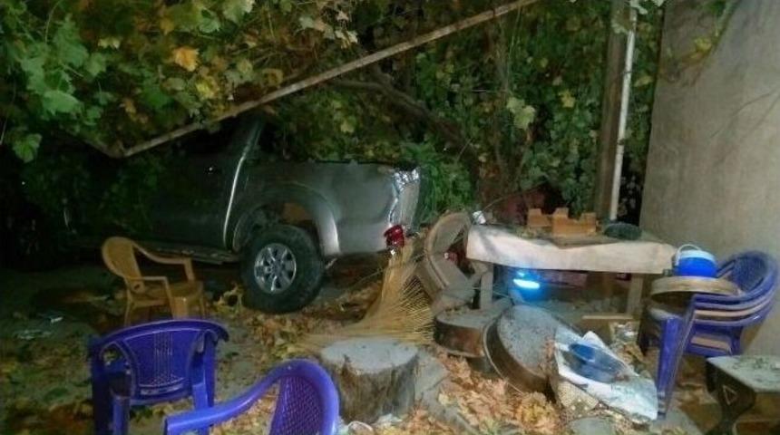 Babasının Park Ettiği Aracın Altında Kalan Bebek &Ouml;ld&uuml;