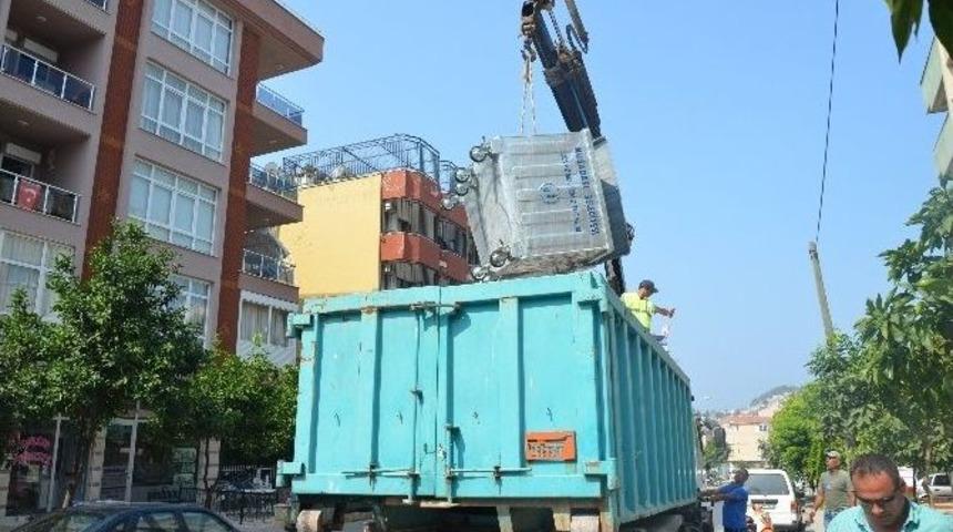 Kuşadası&rsquo;nda &Ccedil;&ouml;p Konteynerleri Yenileniyor