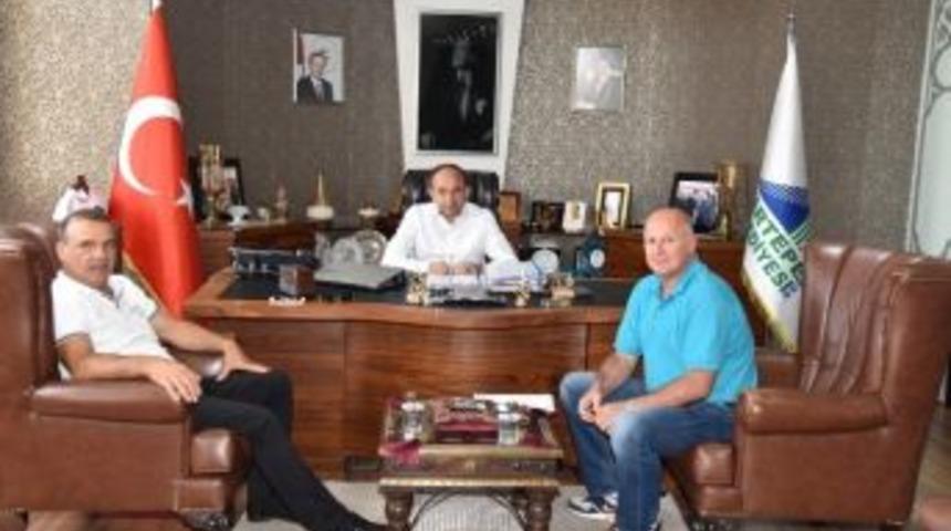 &Uuml;z&uuml;lmez Konuklarını Makamında Ağırladı