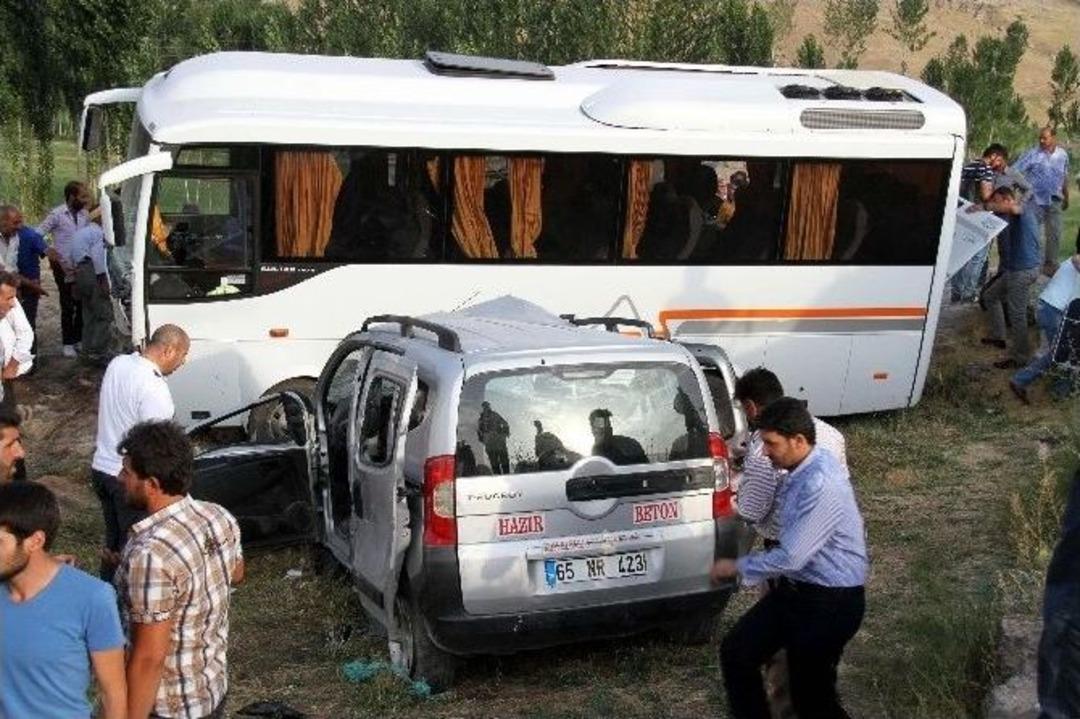 Midib&uuml;sle Kamyonet &Ccedil;arpıştı: 4 Yaralı