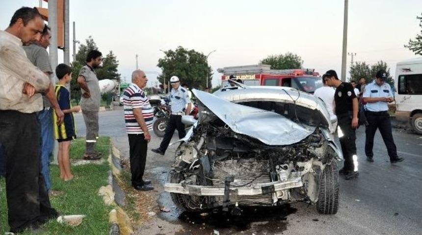 Minib&uuml;s İle Otomobil &Ccedil;arpıştı: 4 Yaralı