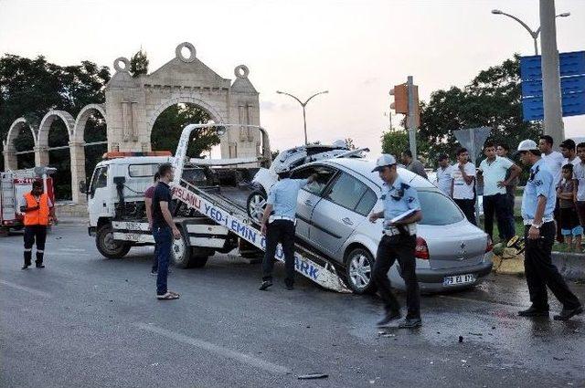 Minibüs İle Otomobil Çarpıştı: 4 Yaralı