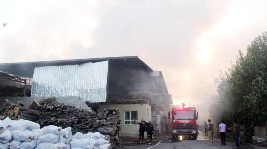 Şanlıurfa&rsquo;Da 2 Iş Yerinde &Ccedil;ıkan Yangında 150 Ton Odun K&uuml;l Oldu