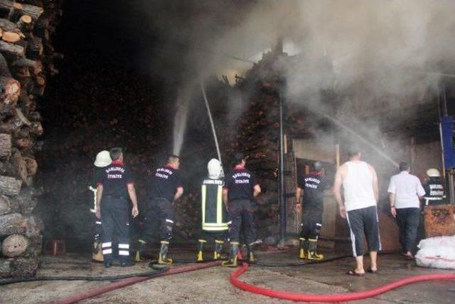 Şanlıurfa’Da 2 Iş Yerinde Çıkan Yangında 150 Ton Odun Kül Oldu