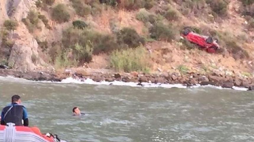 Otomobil U&ccedil;uruma Yuvarlandı, S&uuml;r&uuml;c&uuml; Denizden Kurtarıldı