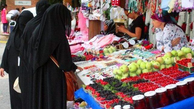 (özel Haber) 6 Asırlık Çınara Arap Turist Akını