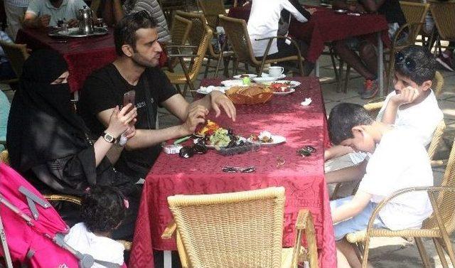 (özel Haber) 6 Asırlık Çınara Arap Turist Akını