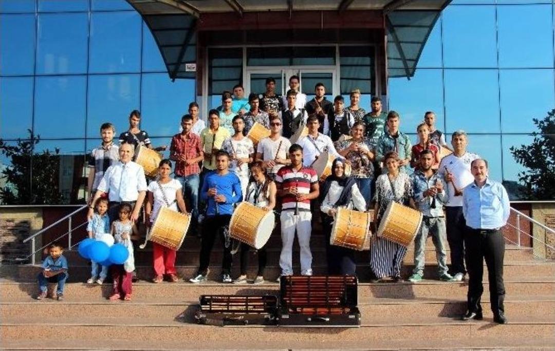 Romanlara "davul-zurna" A&ccedil;ılımı