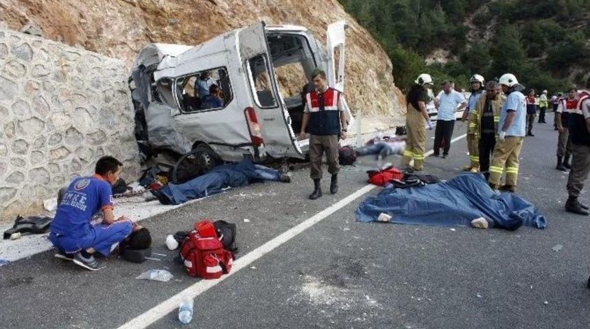 Balıkesir&rsquo;de M&uuml;ltecileri Taşıyan Minib&uuml;s İstinat Duvarına &Ccedil;arptı: 9 &Ouml;l&uuml;, 30 Yaralı