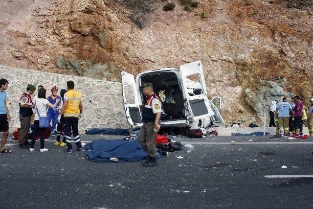 Balıkesir’de Mültecileri Taşıyan Minibüs İstinat Duvarına Çarptı: 9 Ölü, 30 Yaralı