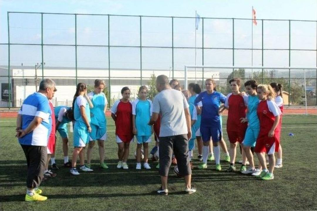 Gen&ccedil; Kızlar &rsquo;meşin Yuvarlak&rsquo; Peşinde