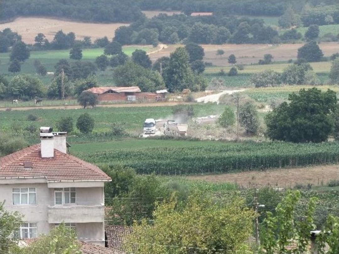 K&ouml;yl&uuml;ler Maden Kamyonlarının Yolunu Kapattı