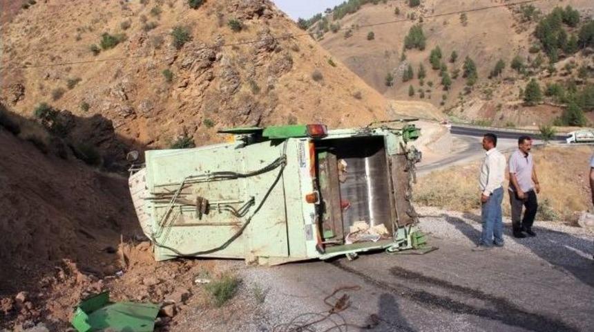 &Ccedil;&ouml;p Toplama Aracı Devrildi: 4 Yaralı