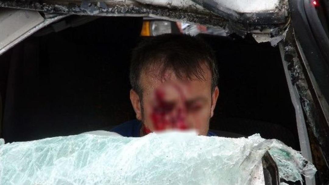 Kamyonetler &Ccedil;arpıştı, S&uuml;r&uuml;c&uuml;ler Ağır Yaralandı