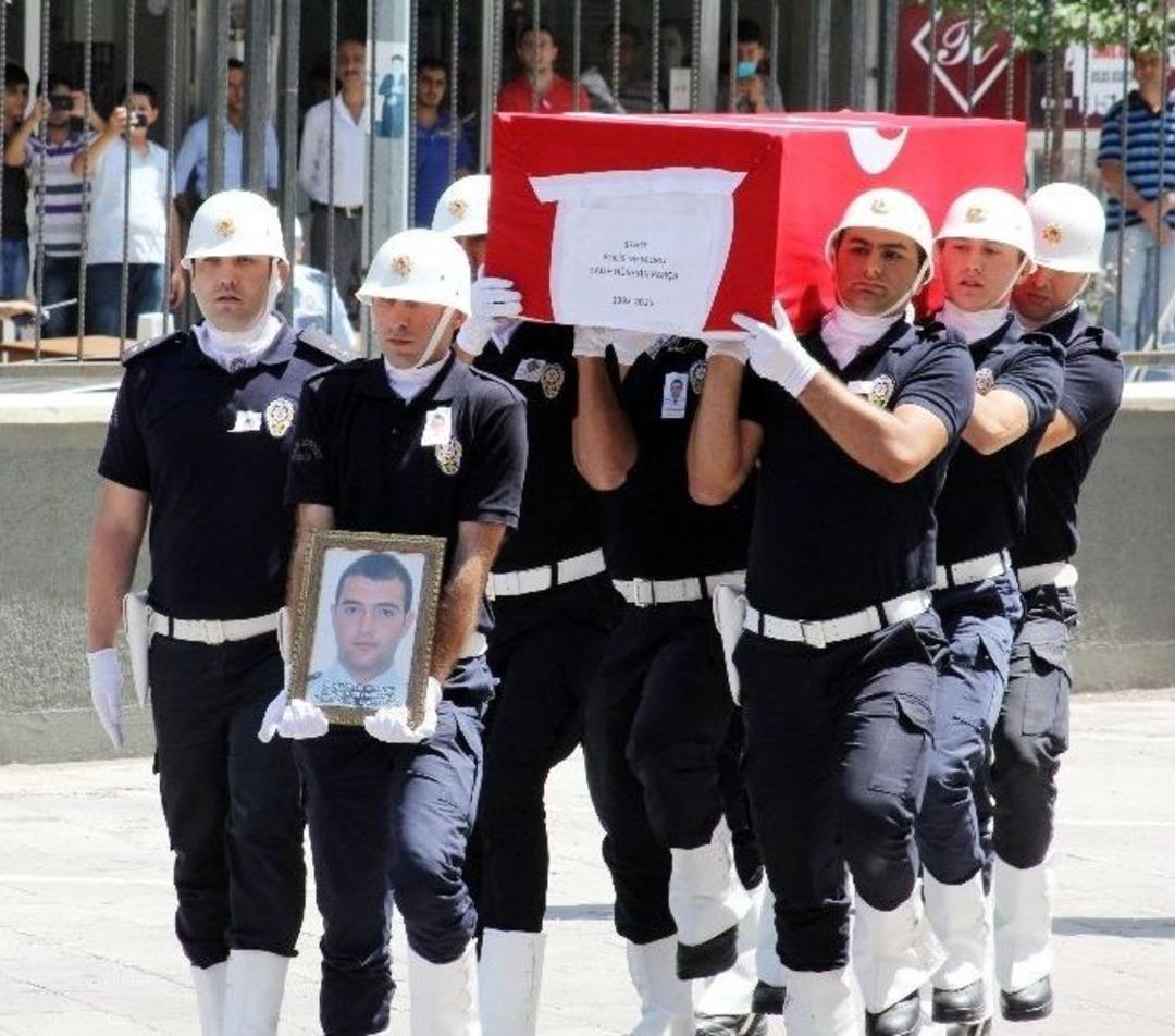 Cizre&rsquo;de Şehit D&uuml;şen 26 G&uuml;nl&uuml;k Polisin Cenaze T&ouml;reni Y&uuml;rekleri Burktu
