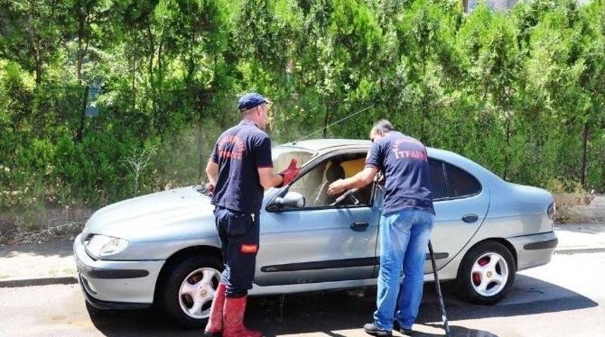 Park Halindeki Otomobilde Yangın &Ccedil;ıktı