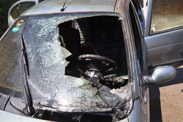 Park Halindeki Otomobilde Yangın &Ccedil;ıktı 1