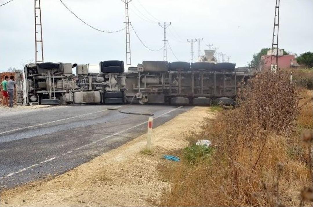 (&ouml;zel Haber) Silivri&rsquo;de Devrilen Tanker, Yolu Trafiğe Kapattı