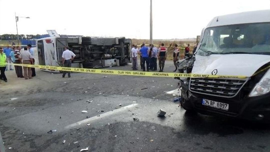 (&ouml;zel Haber) İstanbul&rsquo;da İş&ccedil;i Servisi Kaza Yaptı: 5 Yaralı