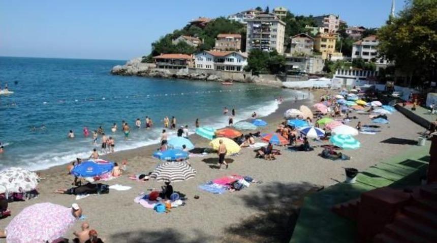 Kapuz Plajı'nda 38 Kişi Boğulmaktan Kurtarıldı