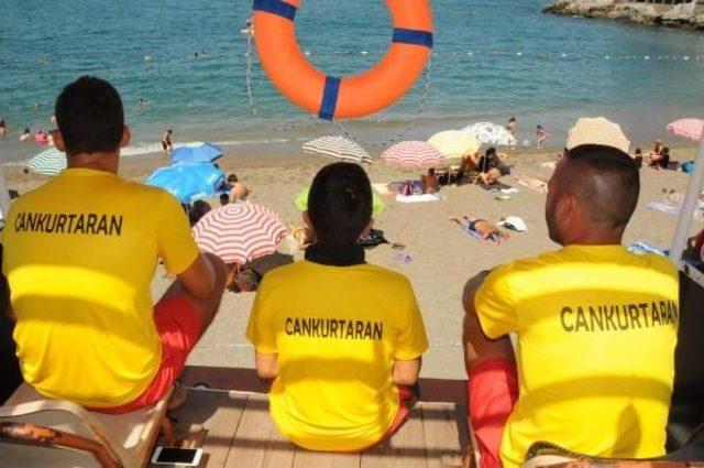 Kapuz Plajı nda 38 Kişi Boğulmaktan Kurtarıldı 1