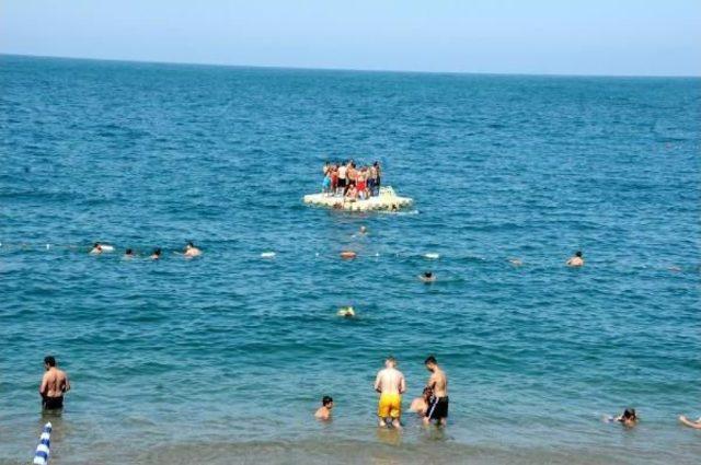 Kapuz Plajı nda 38 Kişi Boğulmaktan Kurtarıldı 2