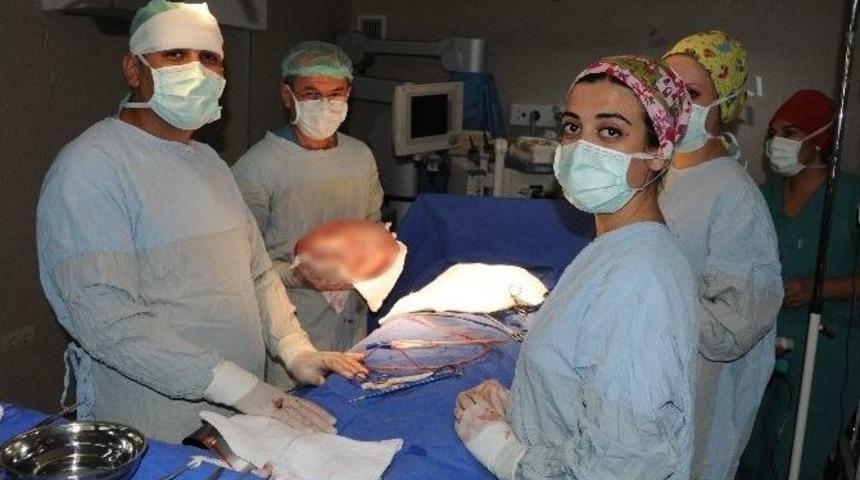 Fıtık Şikayetiyle Gitti, Karnından 11 Kiloluk Kist &Ccedil;ıktı