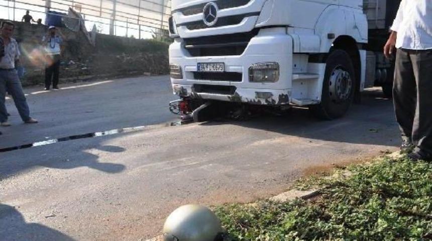 Kavşakta Tır'la &Ccedil;arpışan Motosikletli Kaskı Sayesinde Yaralı Kurtuldu