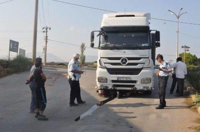 Kavşakta Tır la &Ccedil;arpışan Motosikletli Kaskı Sayesinde Yaralı Kurtuldu 1