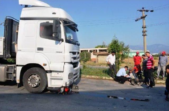 Kavşakta Tır la &Ccedil;arpışan Motosikletli Kaskı Sayesinde Yaralı Kurtuldu 3