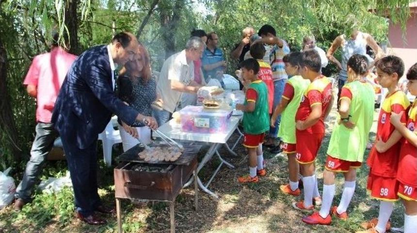 G&uuml;l&uuml;&ccedil; Yaz Futbol Okulu Mangal Partisi İle Sona Erdi