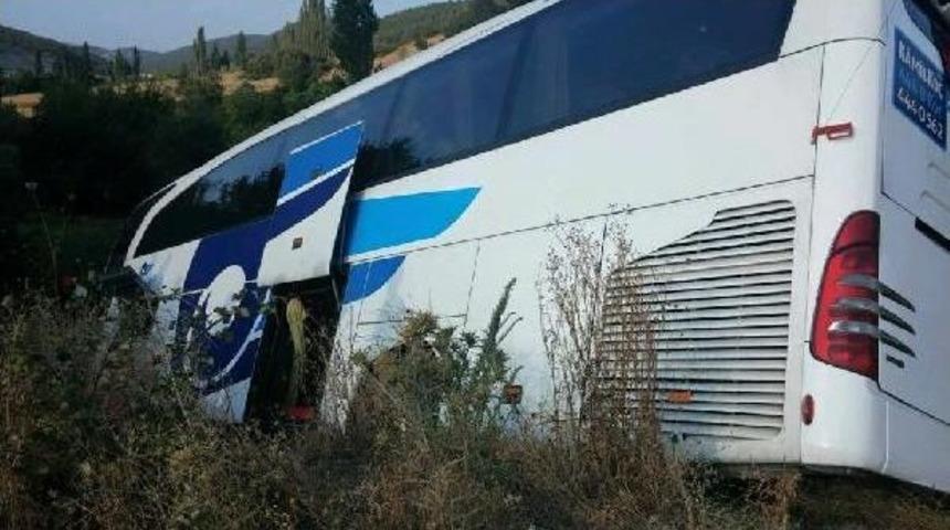 Kırkağa&ccedil;'ta Otob&uuml;s Tır'a &Ccedil;arptı: 13 Yaralı