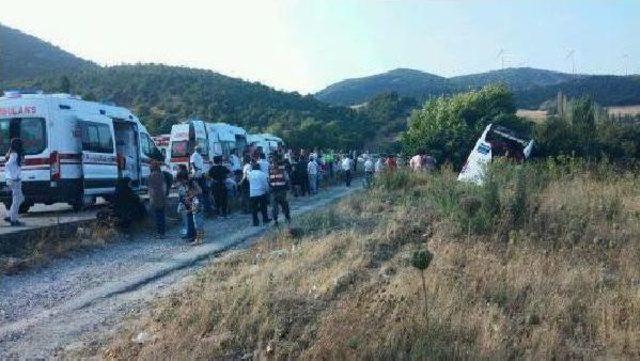 Kırkağaç'ta Otobüs Tır'a Çarptı: 13 Yaralı