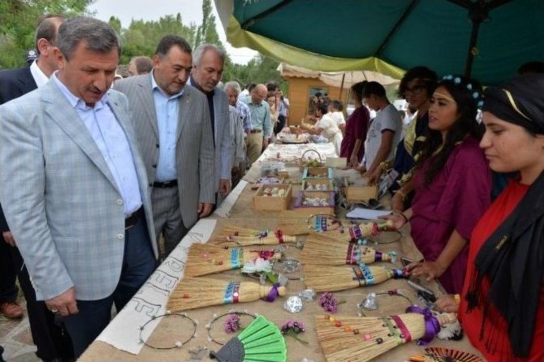 K&uuml;tahya&rsquo;da &rsquo;antik &Ccedil;ağ Pazarı&rsquo;