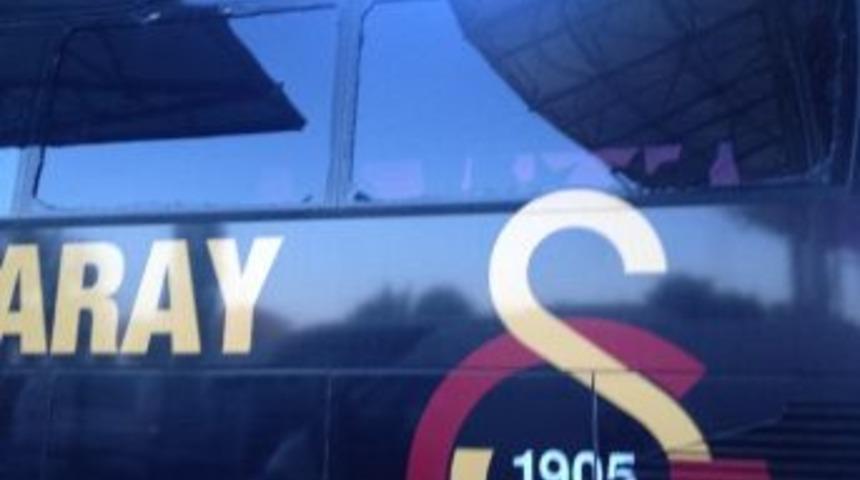 Galatasaray Takım Otob&uuml;s&uuml;ne Taşlı Saldırı