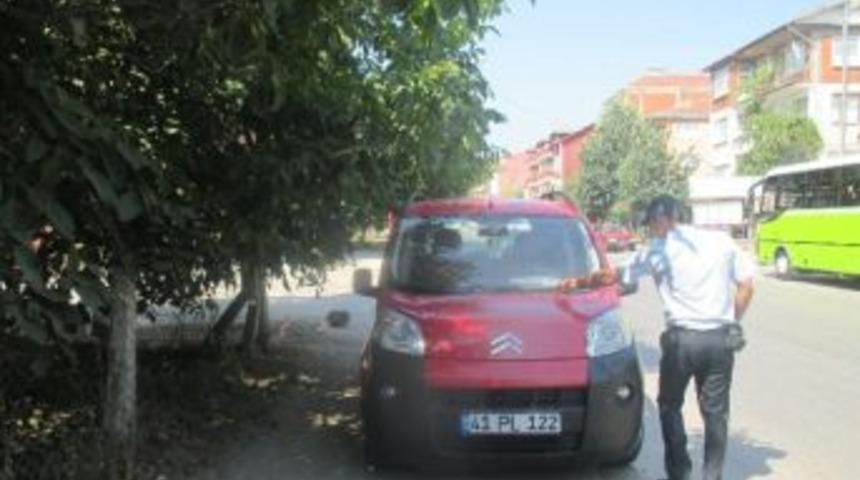 Kaldırımlara Park Eden Ara&ccedil; S&uuml;r&uuml;c&uuml;lerine Ceza Yağdı